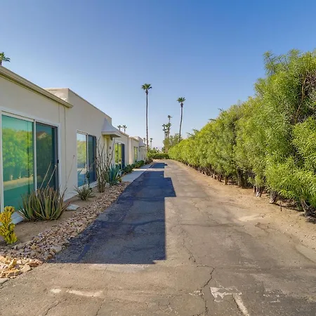 Sunny Palm Springs Townhome With Pool Access!